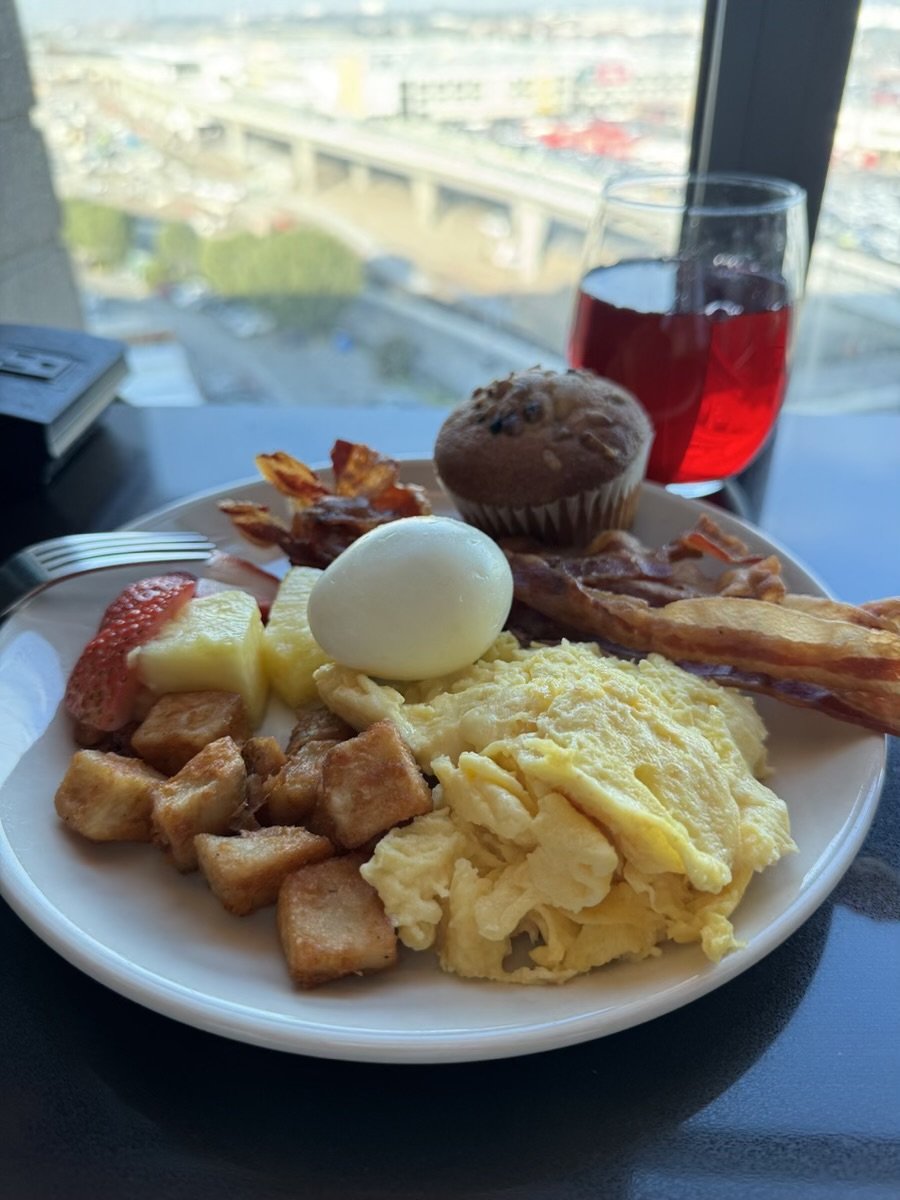 ラウンジでの朝食。