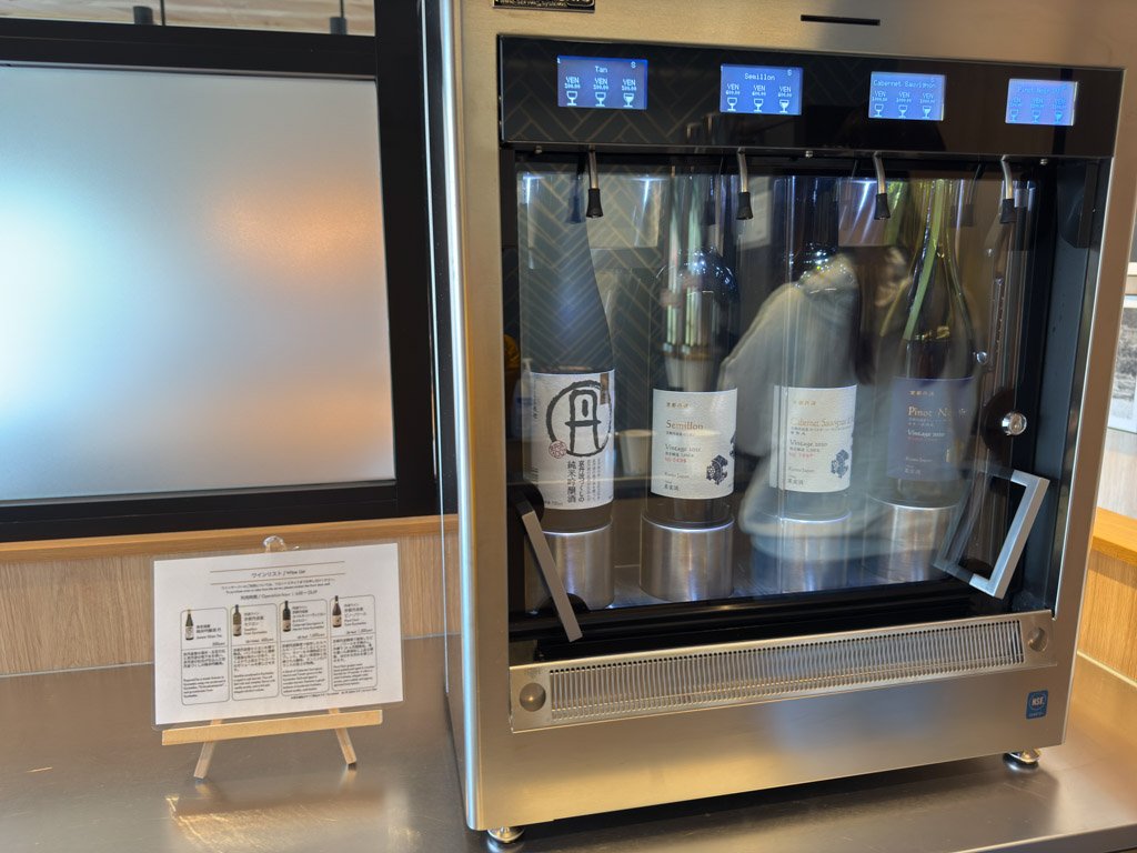 お金を入れると飲むことができるワインサーバーの様子。