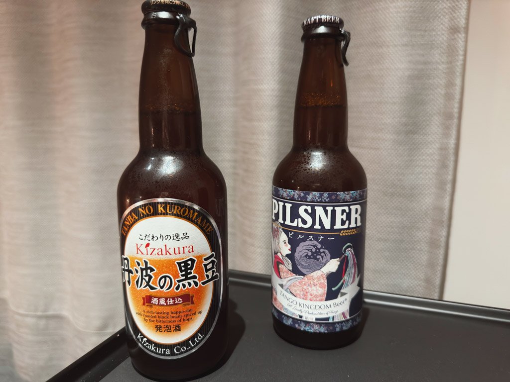 京丹波マルシェで購入したビール2本。左は「丹波の黒豆ビール」、右は「ピルスナービール」。