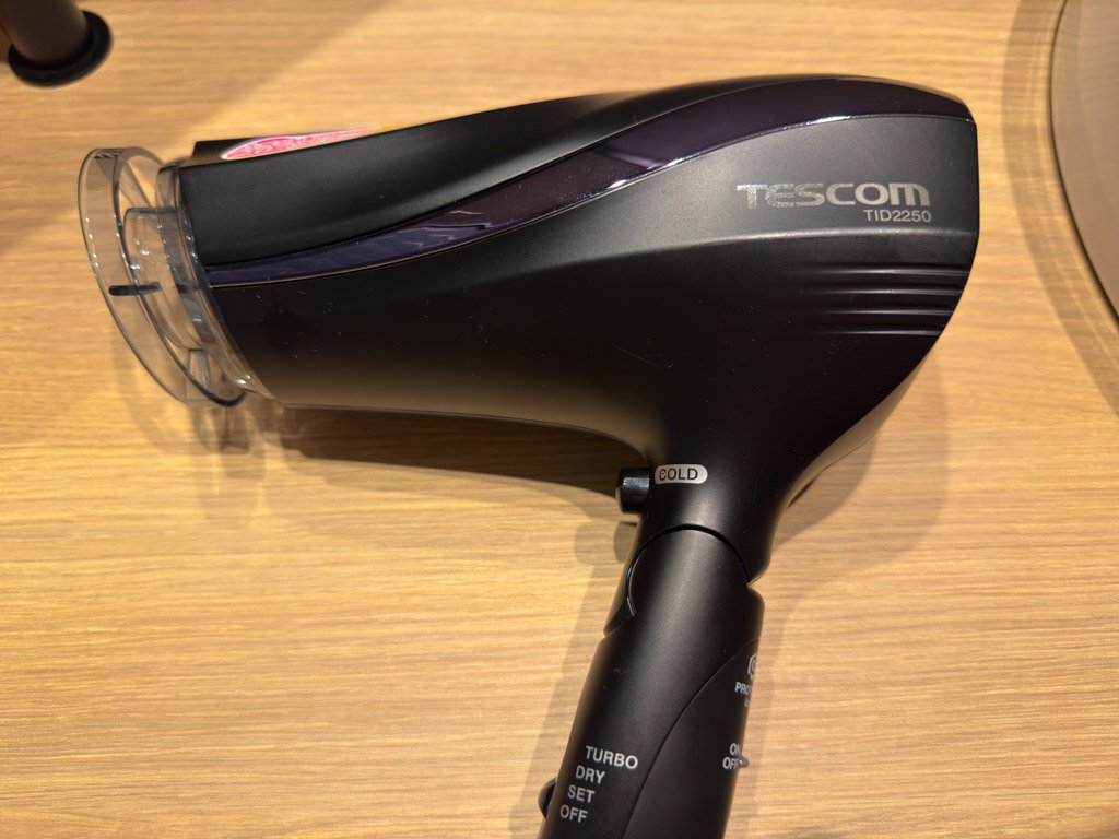 ホテル客室に備え付けられたTescomのヘアドライヤー「TID2250」。黒色で、冷風やターボモードが使用可能なモデルです。