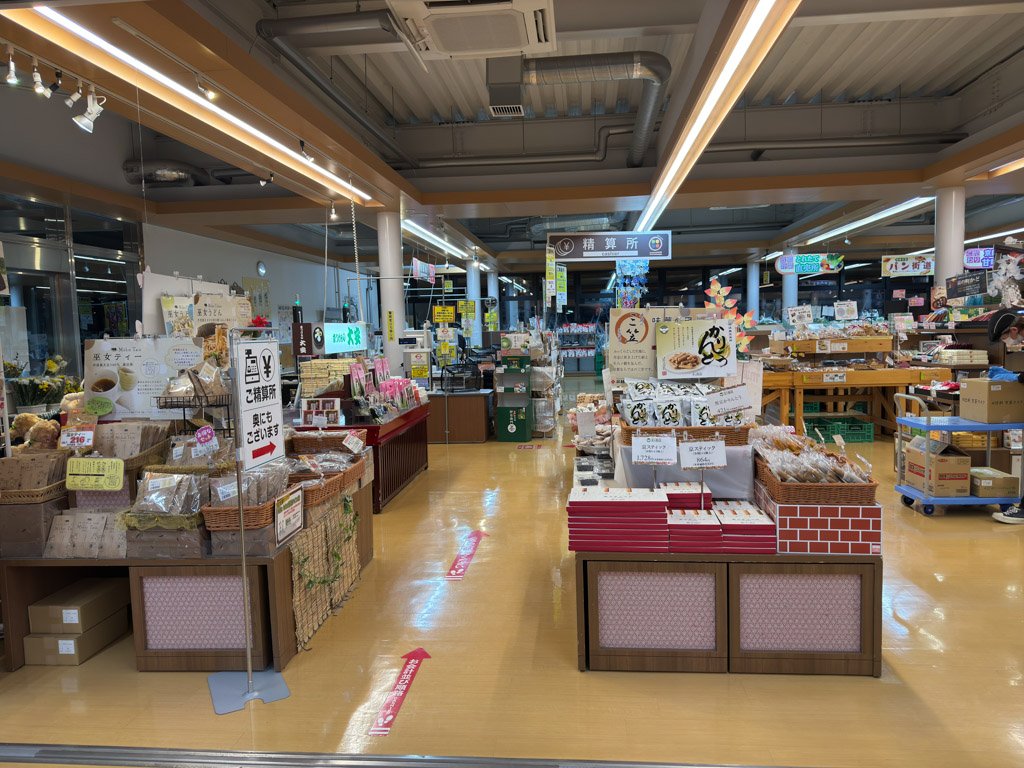 京丹波マルシェの店内。地元の特産品や新鮮な野菜、お土産品が整然と並び、地元の魅力を感じる売り場が広がっています。