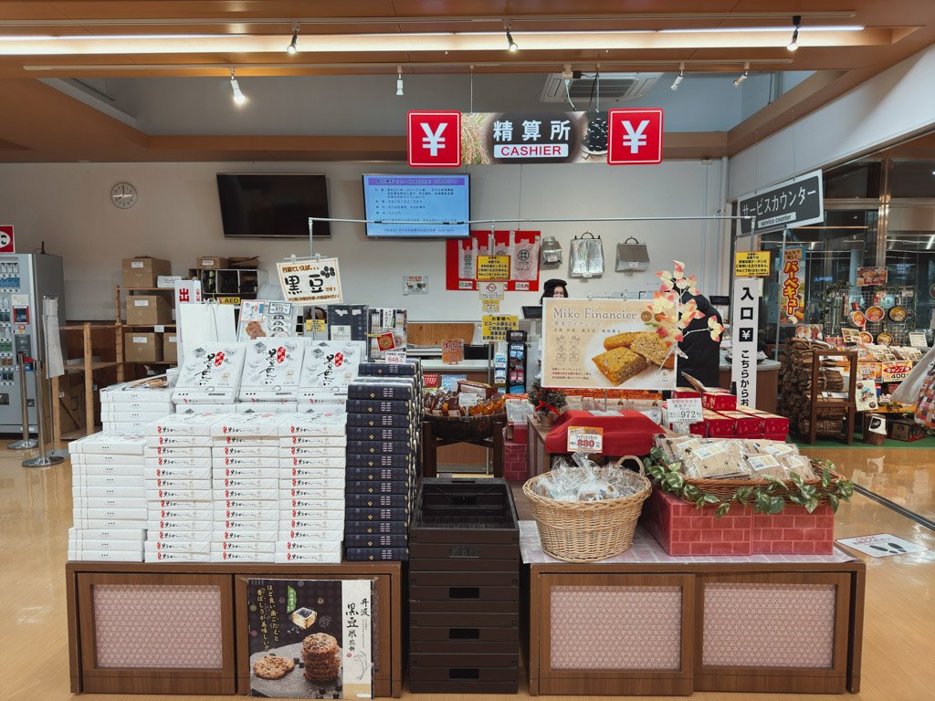 京丹波マルシェのレジ前の売り場。地元の特産品やお菓子、黒豆製品が豊富に陳列されています。