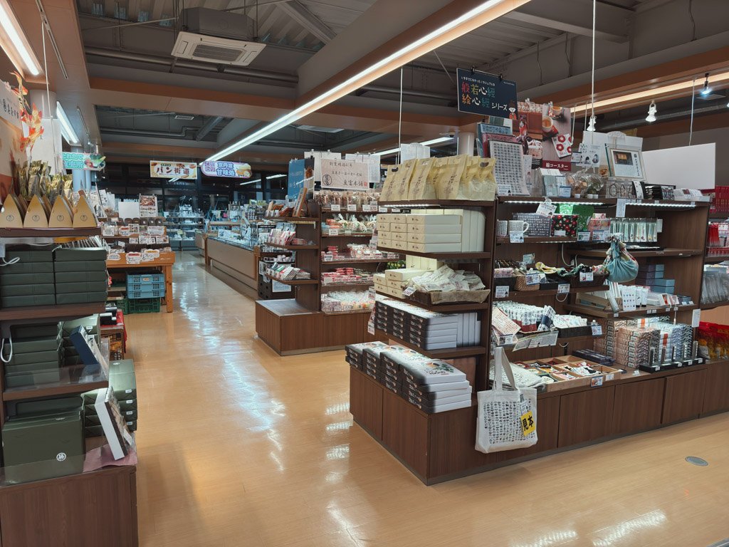 京丹波マルシェの売店内の様子。地域の特産品やお土産が並んでおり、広々とした店内にはさまざまな商品が陳列されています。