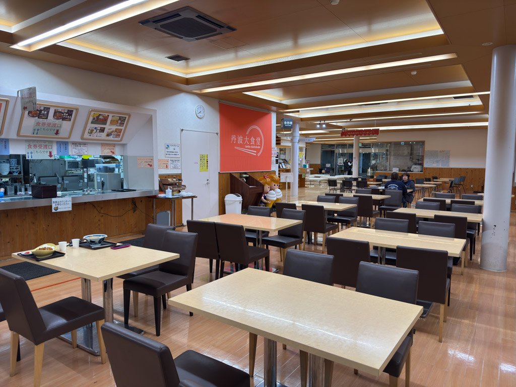 道の駅内にある丹波大食堂の様子。広々とした空間にテーブルと椅子が並び、食堂カウンターも見えます。
