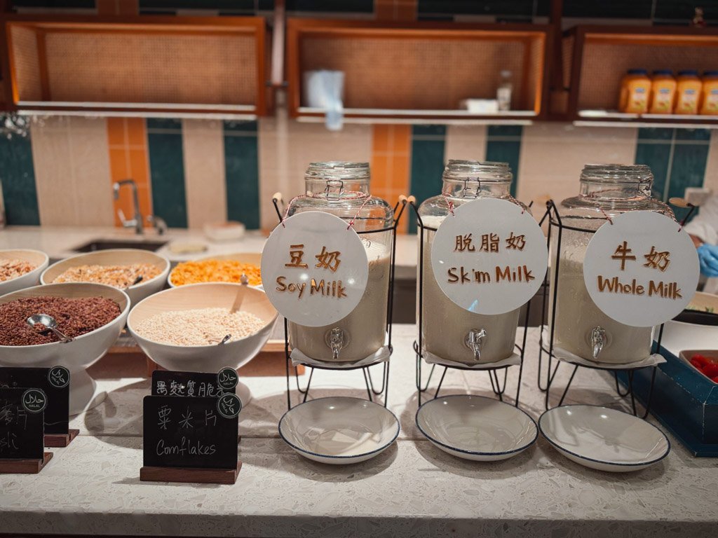 フォーポイントバイシェラトン香港東涌 Tung Chung Kitchenの豆乳と牛乳