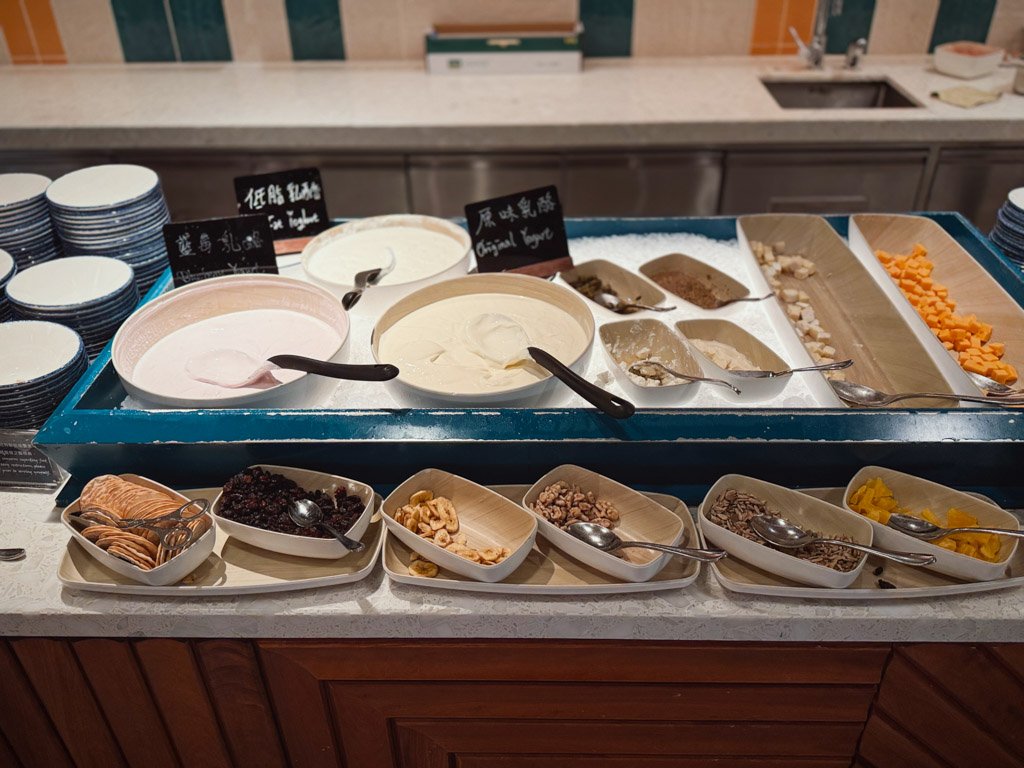 フォーポイントバイシェラトン香港東涌 Tung Chung Kitchenのシリアルとトッピング