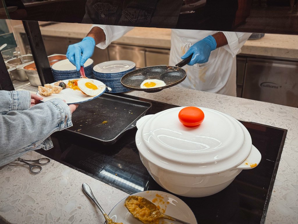 フォーポイントバイシェラトン香港東涌 Tung Chung Kitchenのエッグステーション