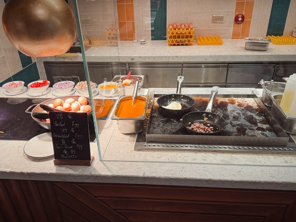 フォーポイントバイシェラトン香港東涌 Tung Chung Kitchenの卵料理と朝食トッピング