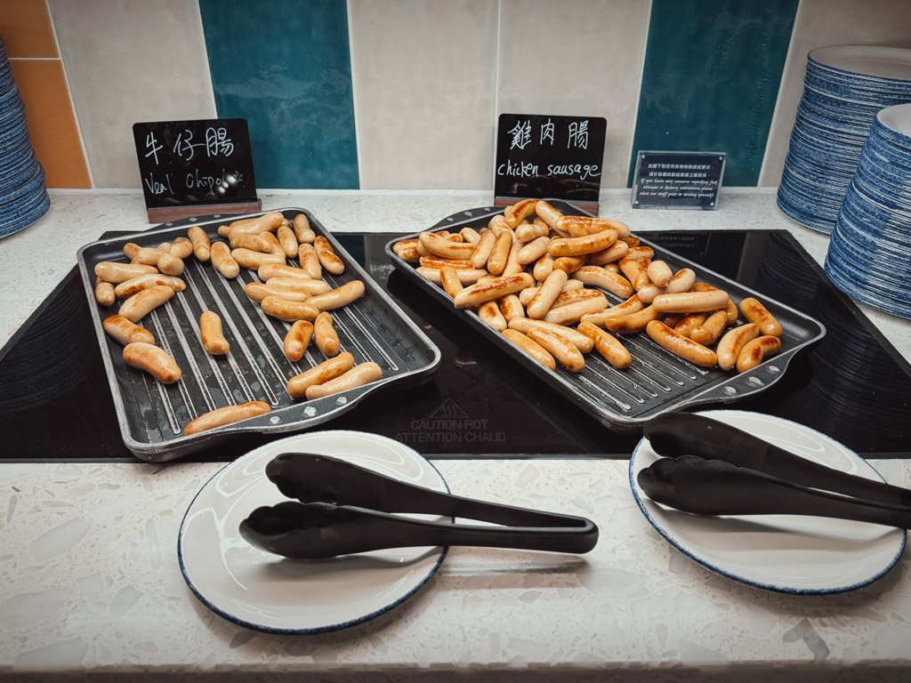 フォーポイントバイシェラトン香港東涌 Tung Chung Kitchenのソーセージ