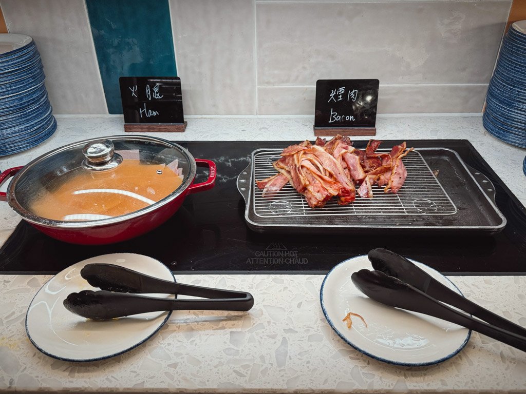 フォーポイントバイシェラトン香港東涌 Tung Chung Kitchenのハムとベーコン