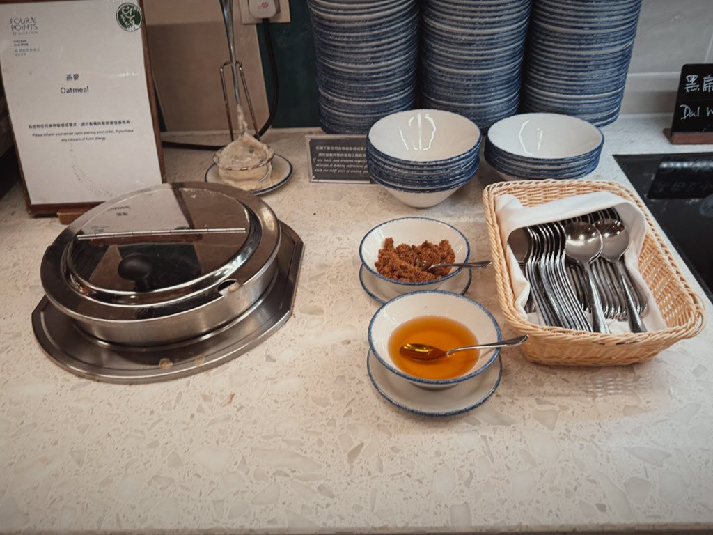 フォーポイントバイシェラトン香港東涌 Tung Chung Kitchenのお粥と薬味
