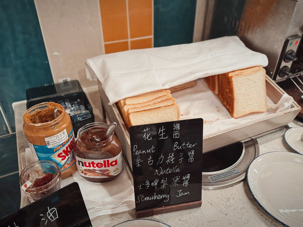 フォーポイントバイシェラトン香港東涌 Tung Chung Kitchenのトーストとジャム