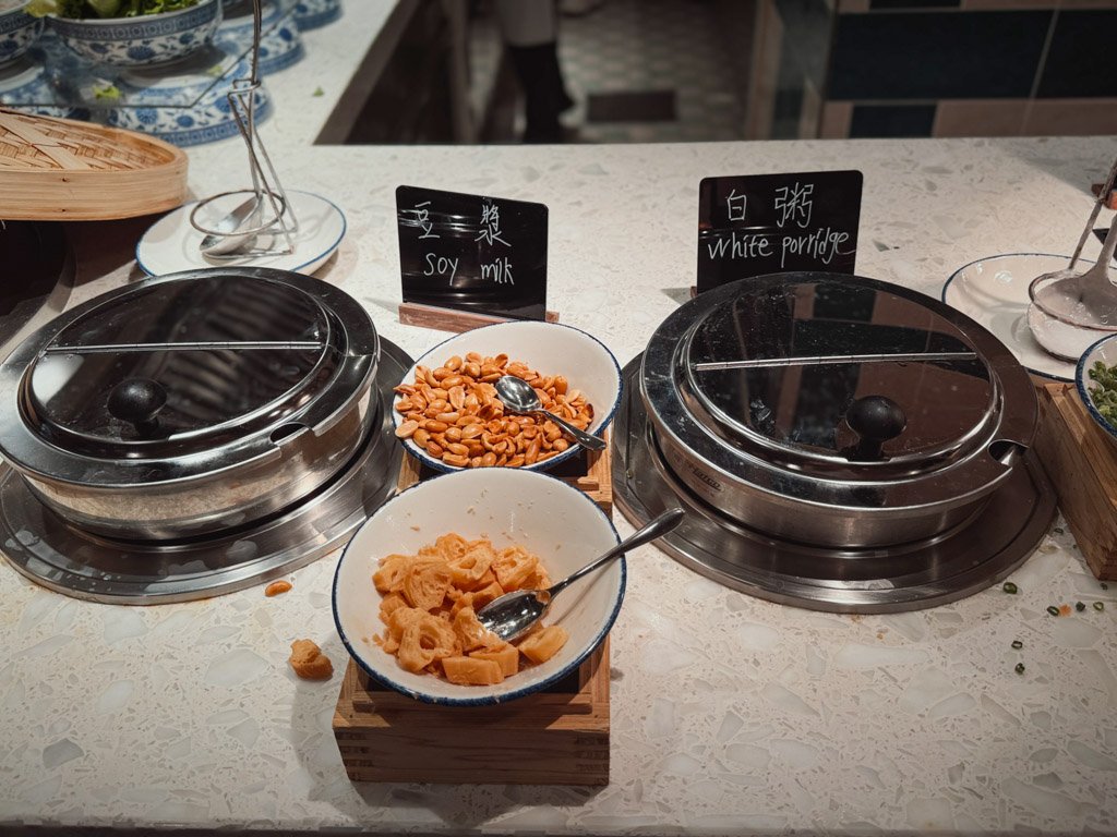 フォーポイントバイシェラトン香港東涌 Tung Chung Kitchenの豆乳と白粥