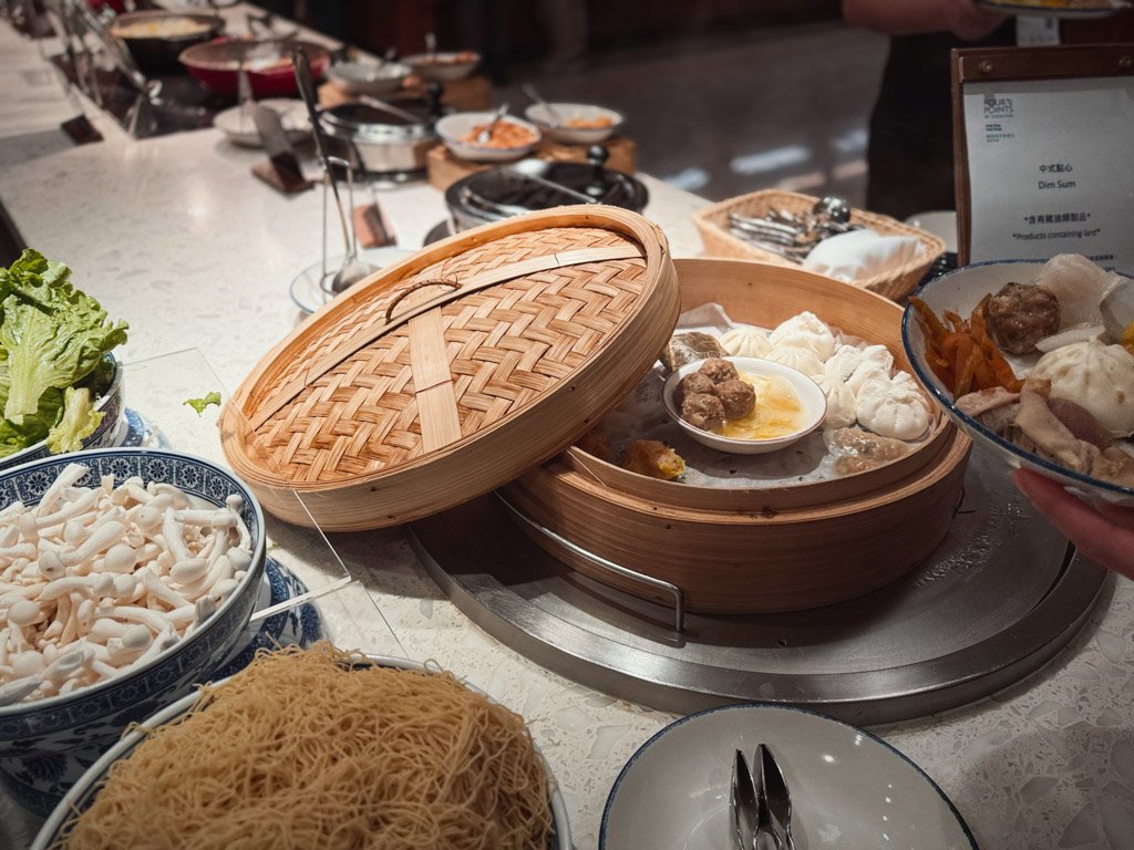 フォーポイントバイシェラトン香港東涌 Tung Chung Kitchenの麺料理と蒸し点心