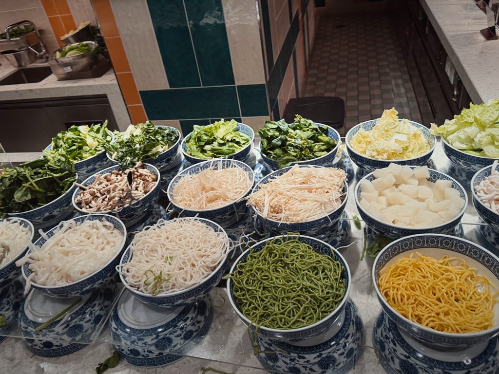 フォーポイントバイシェラトン香港東涌 Tung Chung Kitchenの麺と野菜