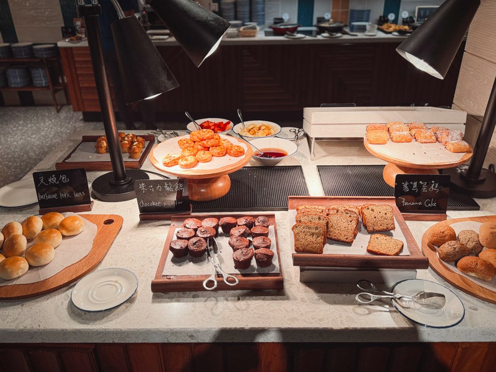 フォーポイントバイシェラトン香港東涌 Tung Chung Kitchenのパンとマフィン