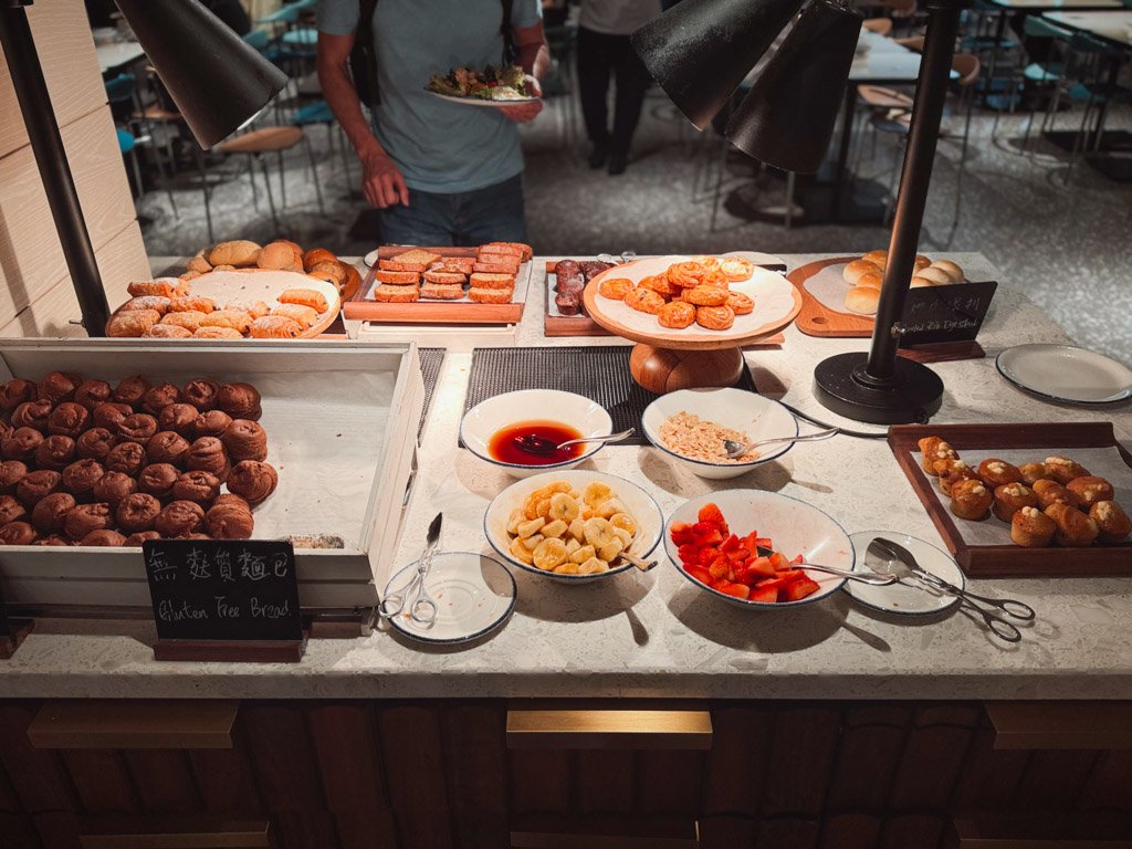 フォーポイントバイシェラトン香港東涌 Tung Chung Kitchenのペストリーとドーナツ