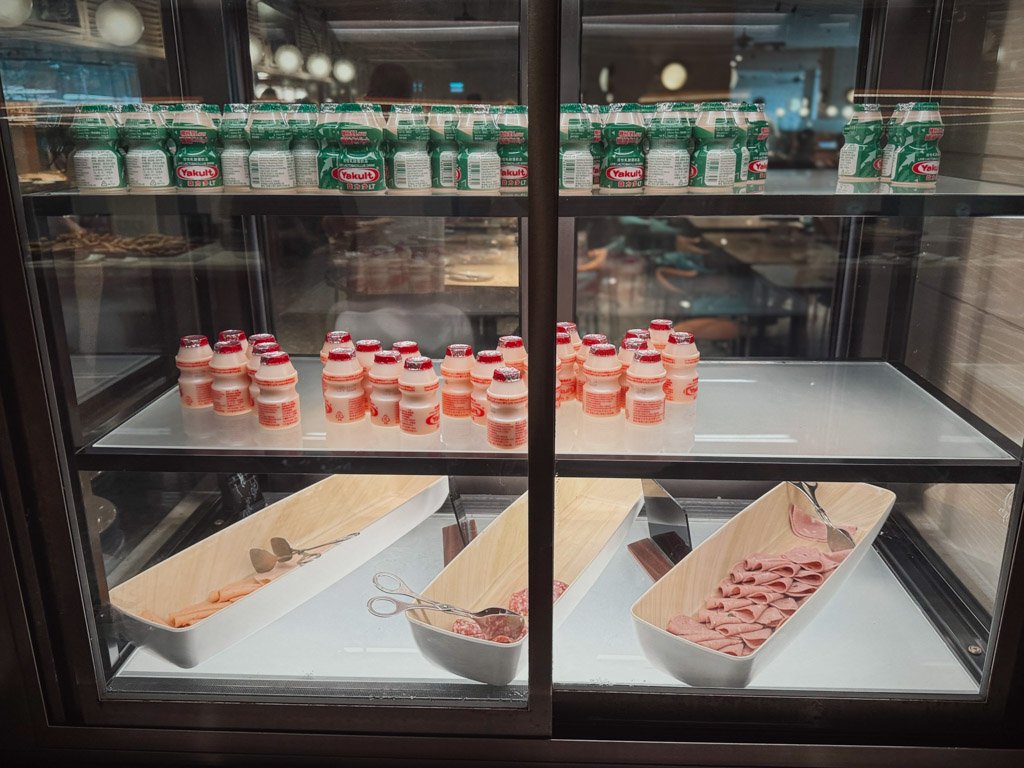 フォーポイントバイシェラトン香港東涌 Tung Chung Kitchenの冷蔵ケース