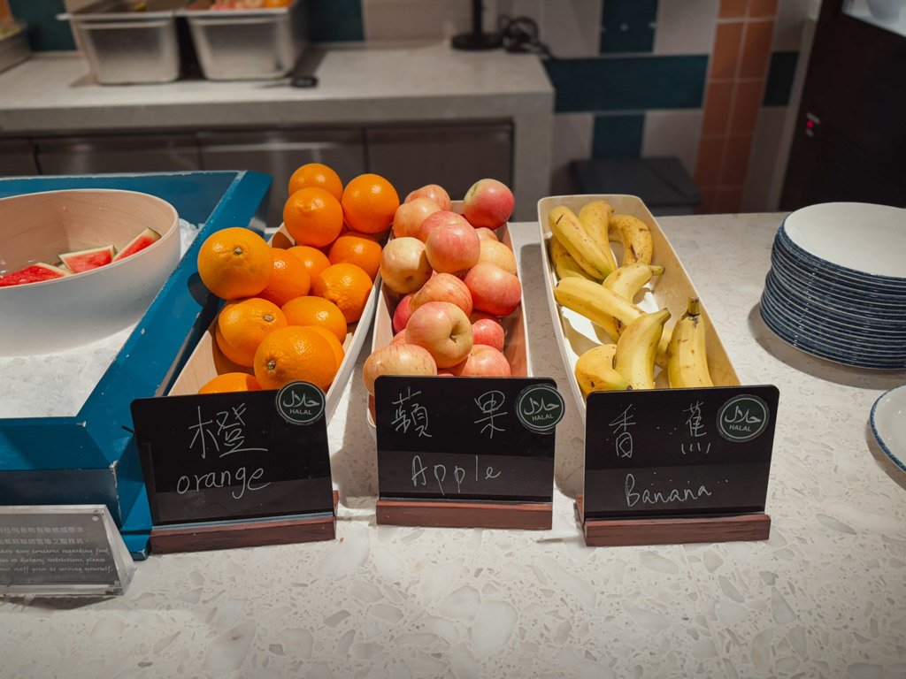 フォーポイントバイシェラトン香港東涌 Tung Chung Kitchenの朝食フルーツ