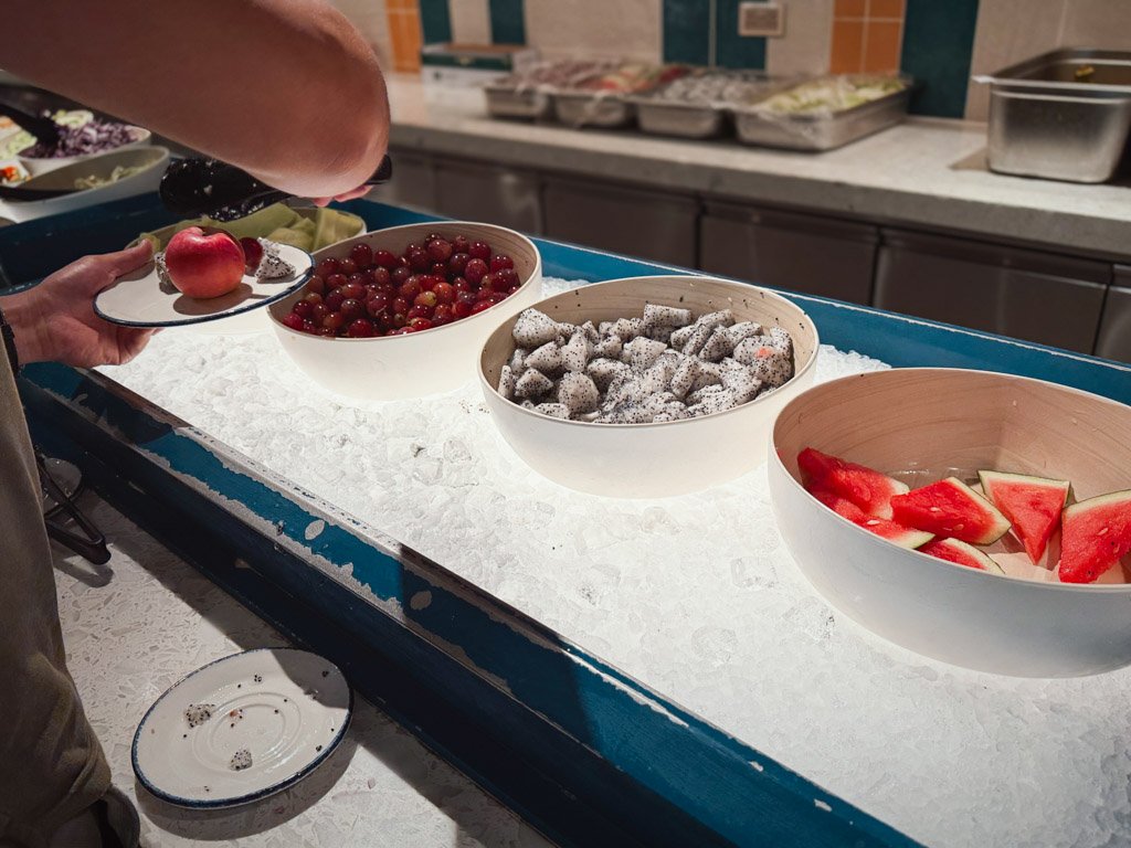 フォーポイントバイシェラトン香港東涌 Tung Chung Kitchenのベリーとフルーツ