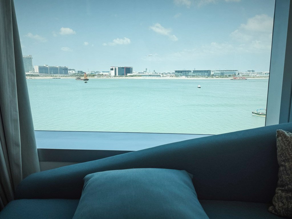  フォーポイントバイシェラトン香港、東涌の客室から見た朝のオーシャンビュー。広がる海と遠くの建物が見える、清々しい景色。 