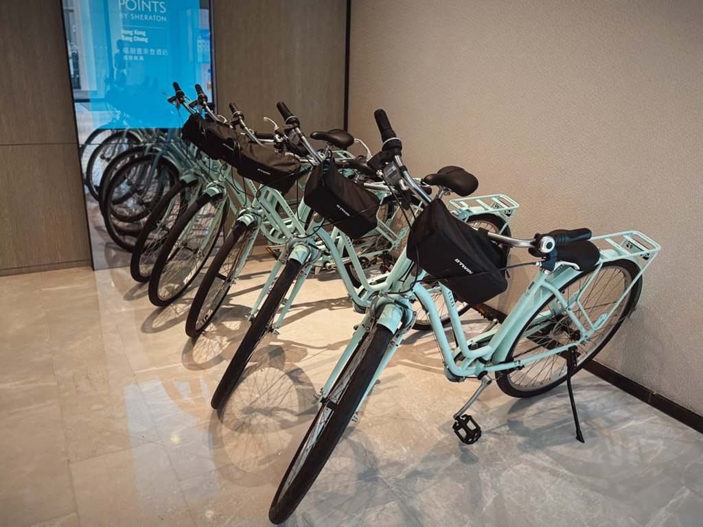  レセプションの反対側には荷物預かり所があり、チェックイン前やチェックアウト後も安心して荷物を預けられます。 