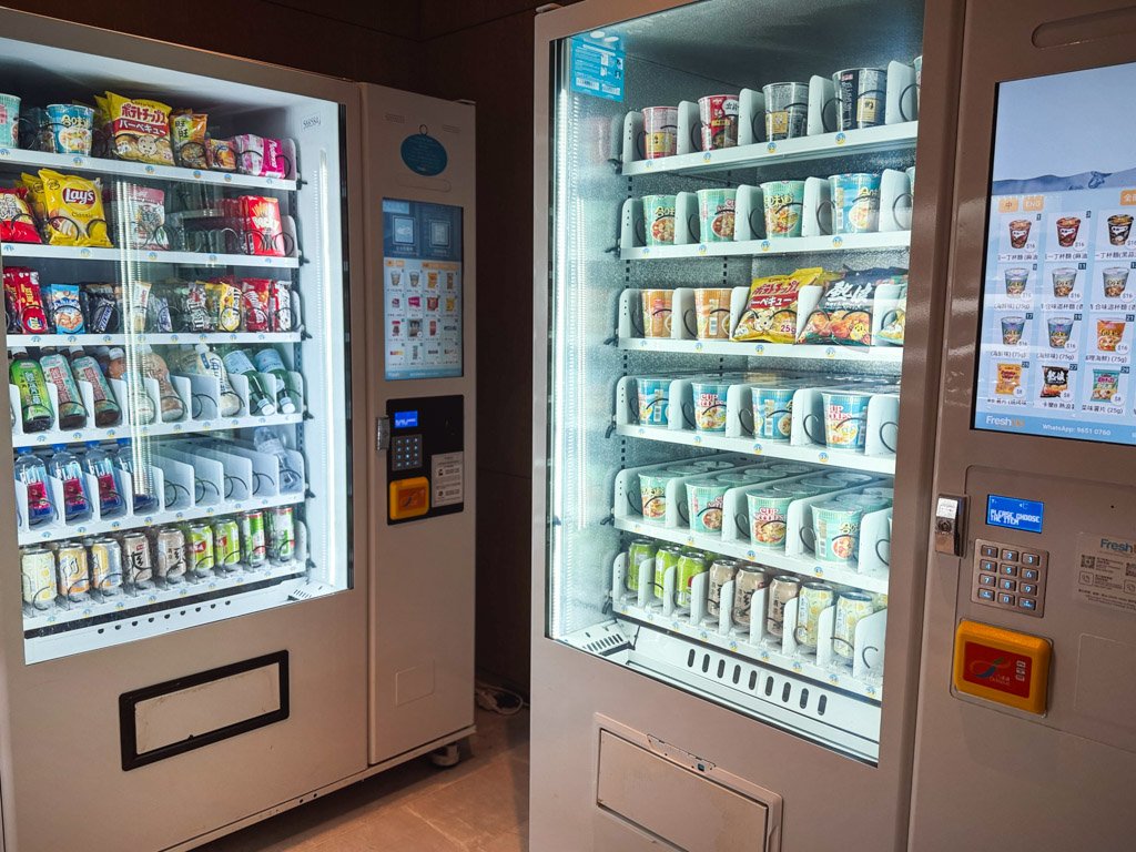  フォーポイントバイシェラトン香港、東涌の館内に設置された自動販売機。ドリンクやカップ麺、お菓子が整然と並べられている。 