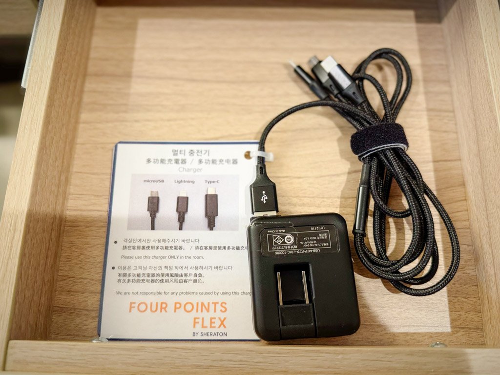 フォーポイント フレックス by シェラトン 神戸三宮の客室内に設置されたマルチ充電器。Lightning、Type-C、Micro USB対応のケーブルが揃い、便利な設備として提供されている。