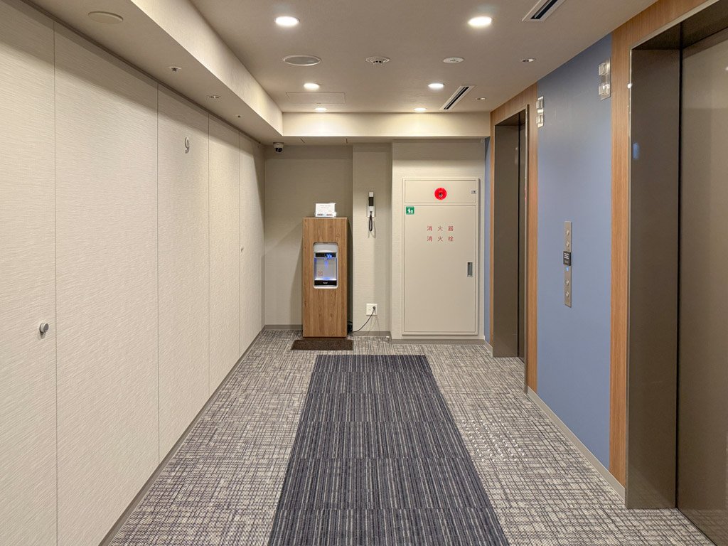 フォーポイント フレックス by シェラトン 京都御池の客室フロア廊下