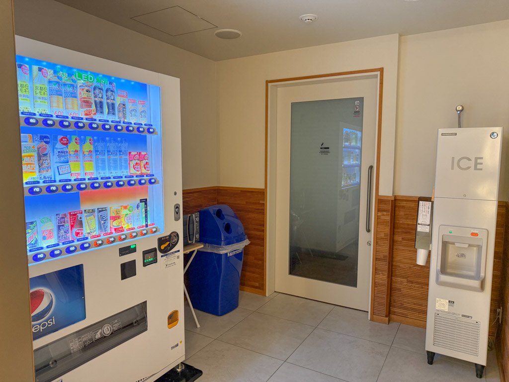 フォーポイント フレックス by シェラトン 京都御池の自動販売機と製氷機