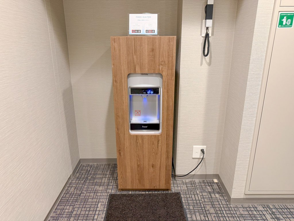 フォーポイント フレックス by シェラトン 京都御池の客室フロア ウォーターサーバー
