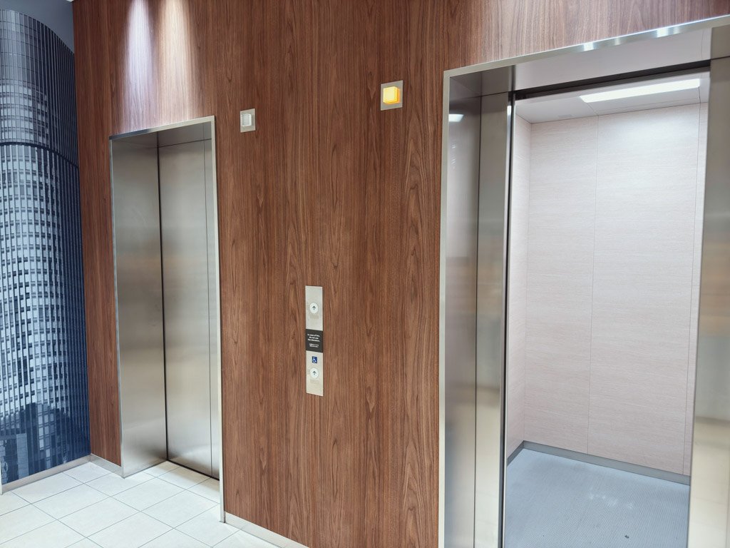 フォーポイント フレックス by シェラトン 大阪本町のエレベーター