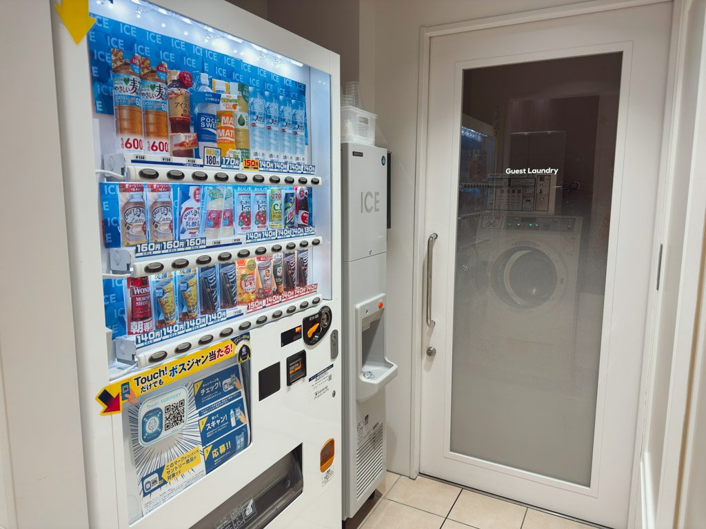 フォーポイント フレックス by シェラトン 大阪本町の自動販売機とゲストランドリー