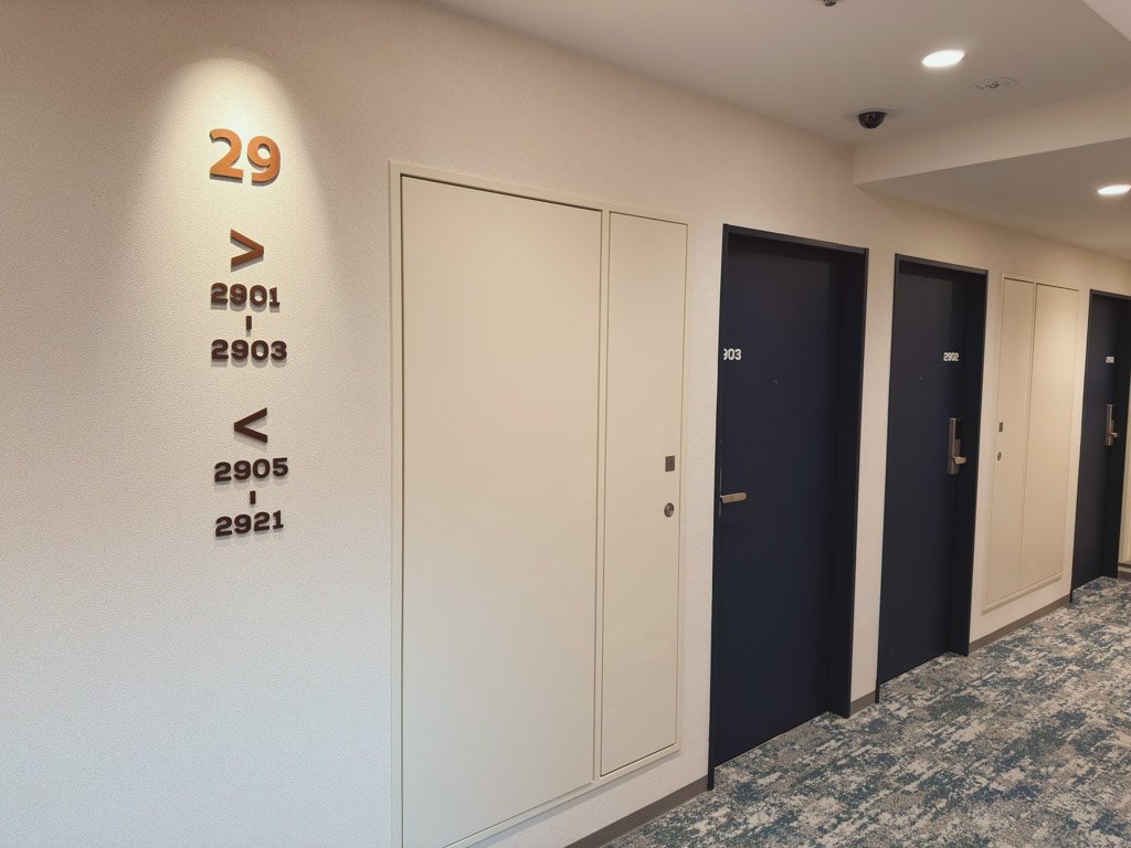 フォーポイント フレックス by シェラトン 大阪本町の客室フロア廊下