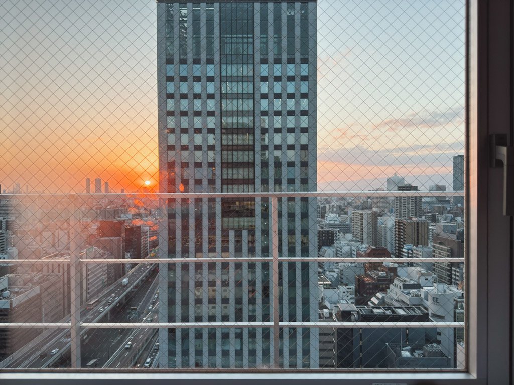 フォーポイント フレックス by シェラトン 大阪本町客室から見える大阪の夕景