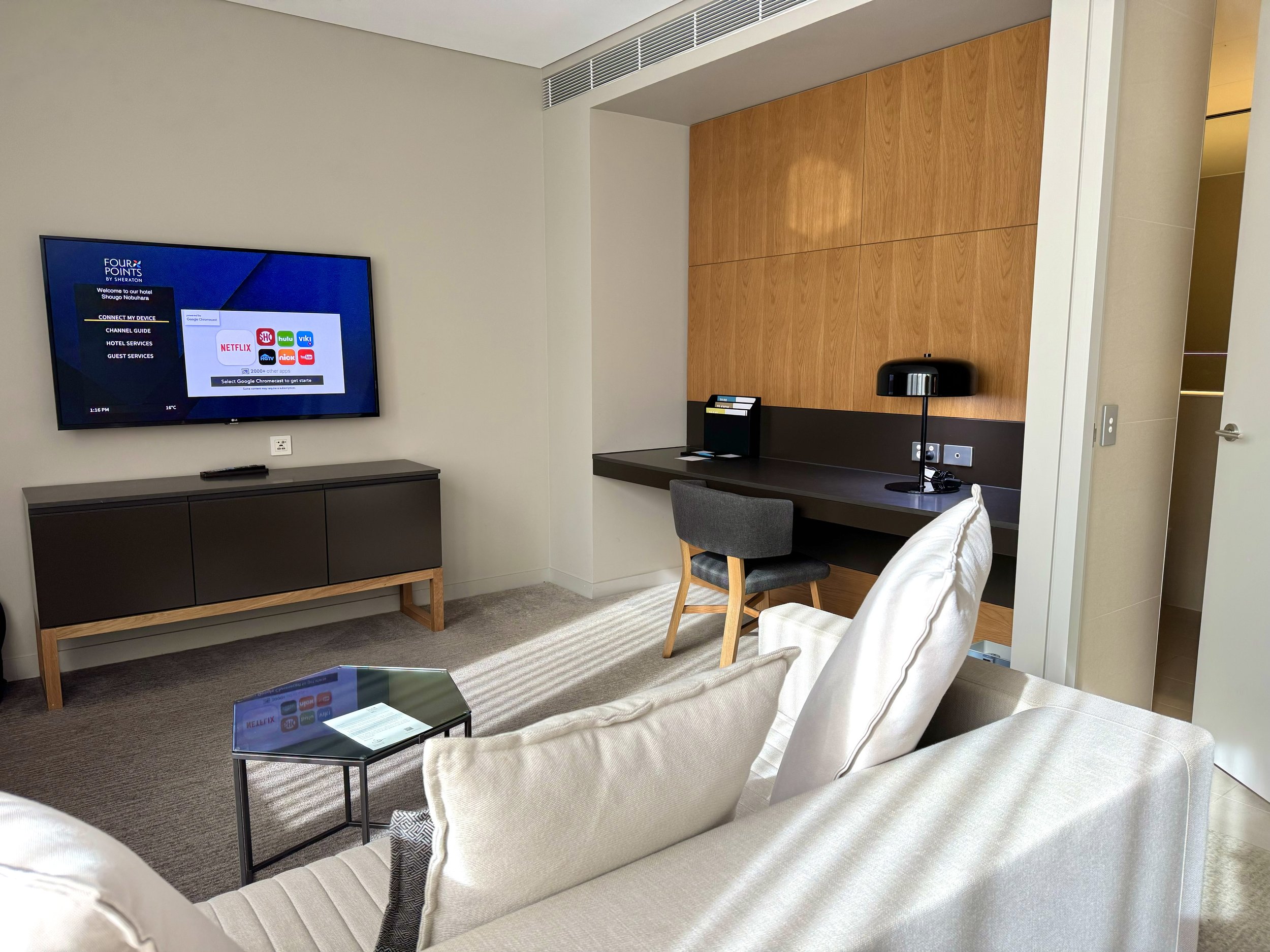 フォーポイントバイシェラトン・シドニー セントラルパーク客室のテレビとデスク
