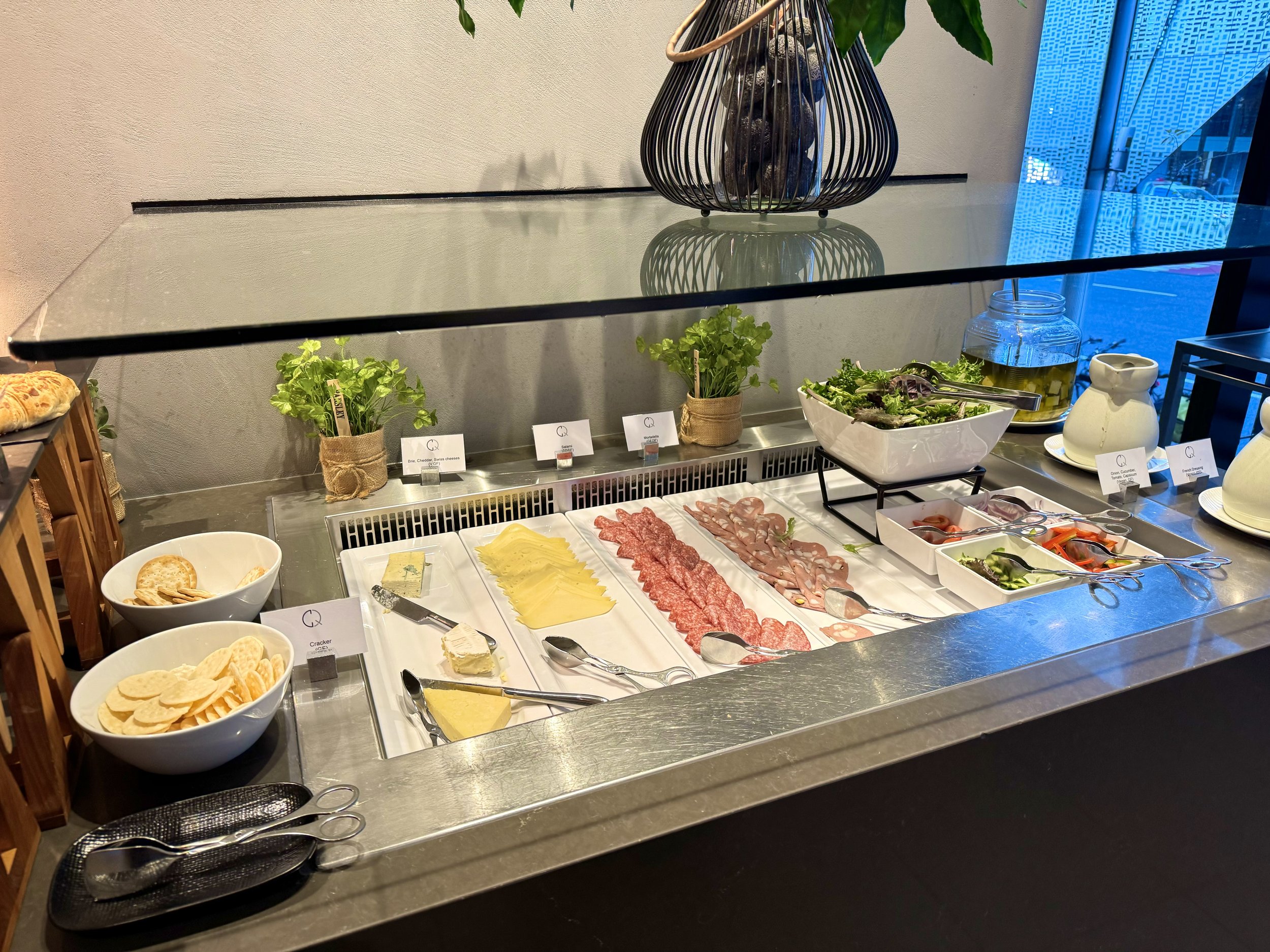 フォーポイントバイシェラトン・シドニー セントラルパーク朝食ビュッフェのチーズとサラダ