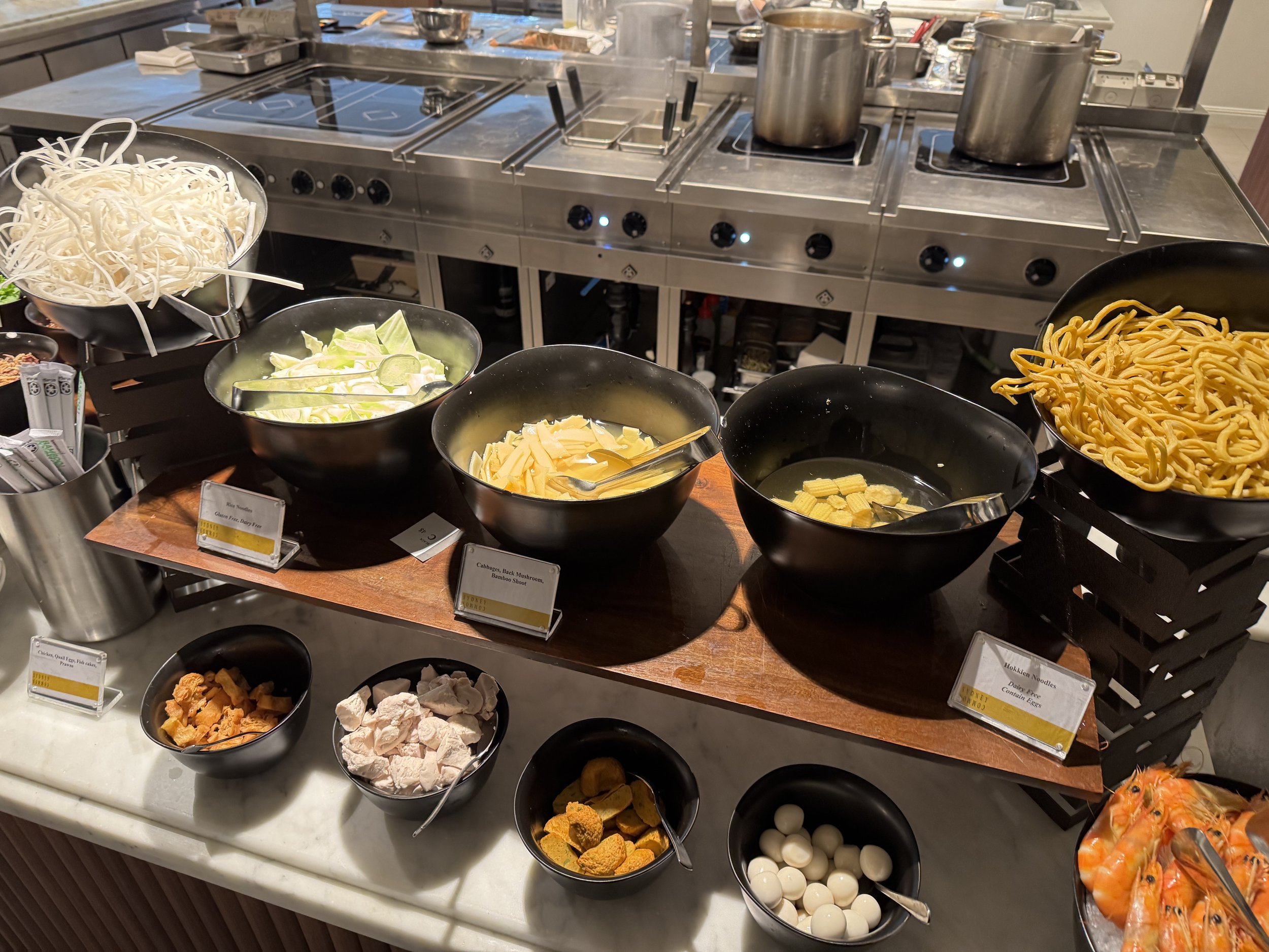  ビュッフェではなかなか珍しい、中華の麻辣担(マーラータン)を食べる事が出来ます。  自分で好きな麺と具材とスープを選ぶと目の前で、作ってくれます。2分ぐらいしたら出来上がっているのでこの場所まで取りにきます。 