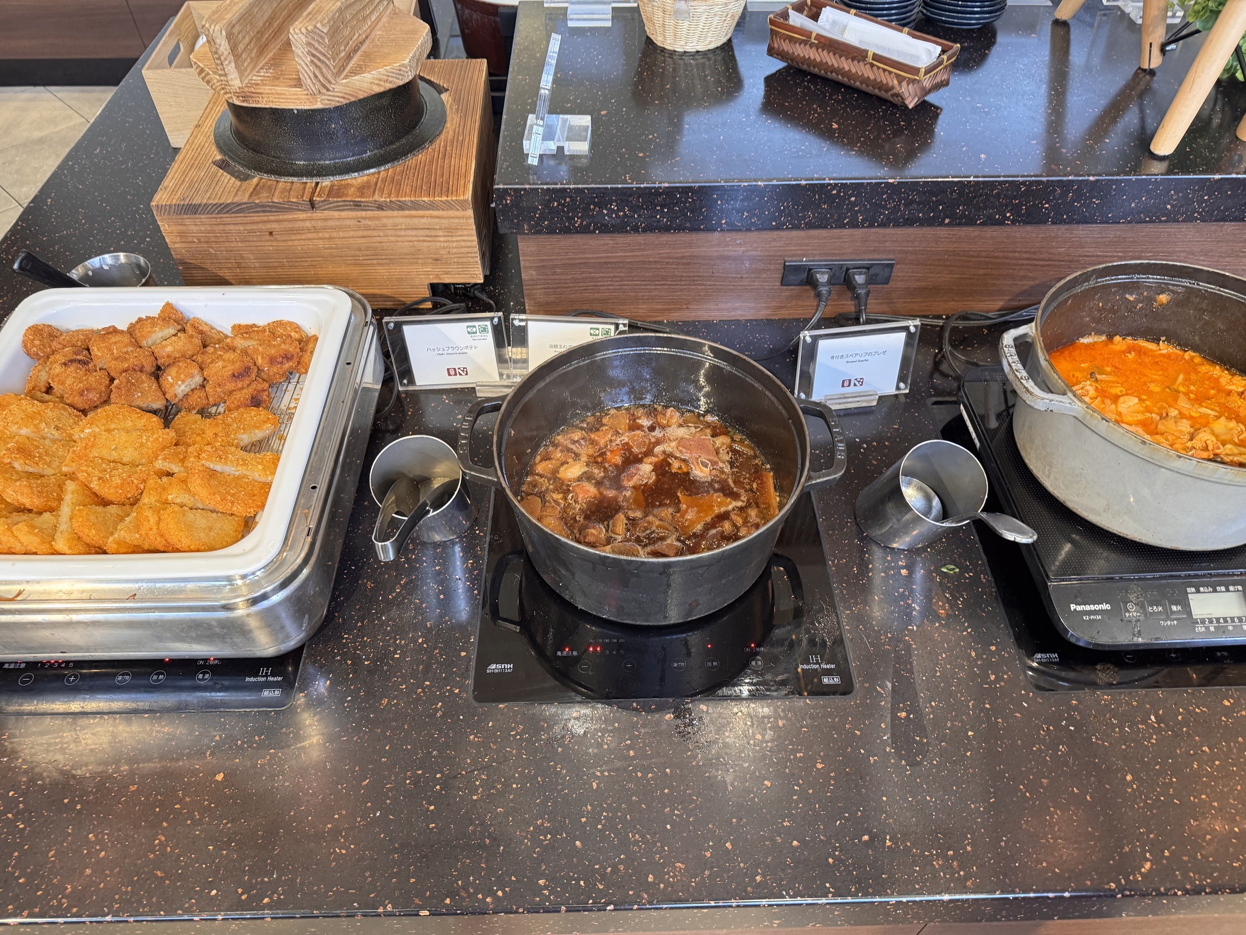 神戸シェラトン ホテル＆タワーズ朝食ビュッフェの揚げ物とカレー