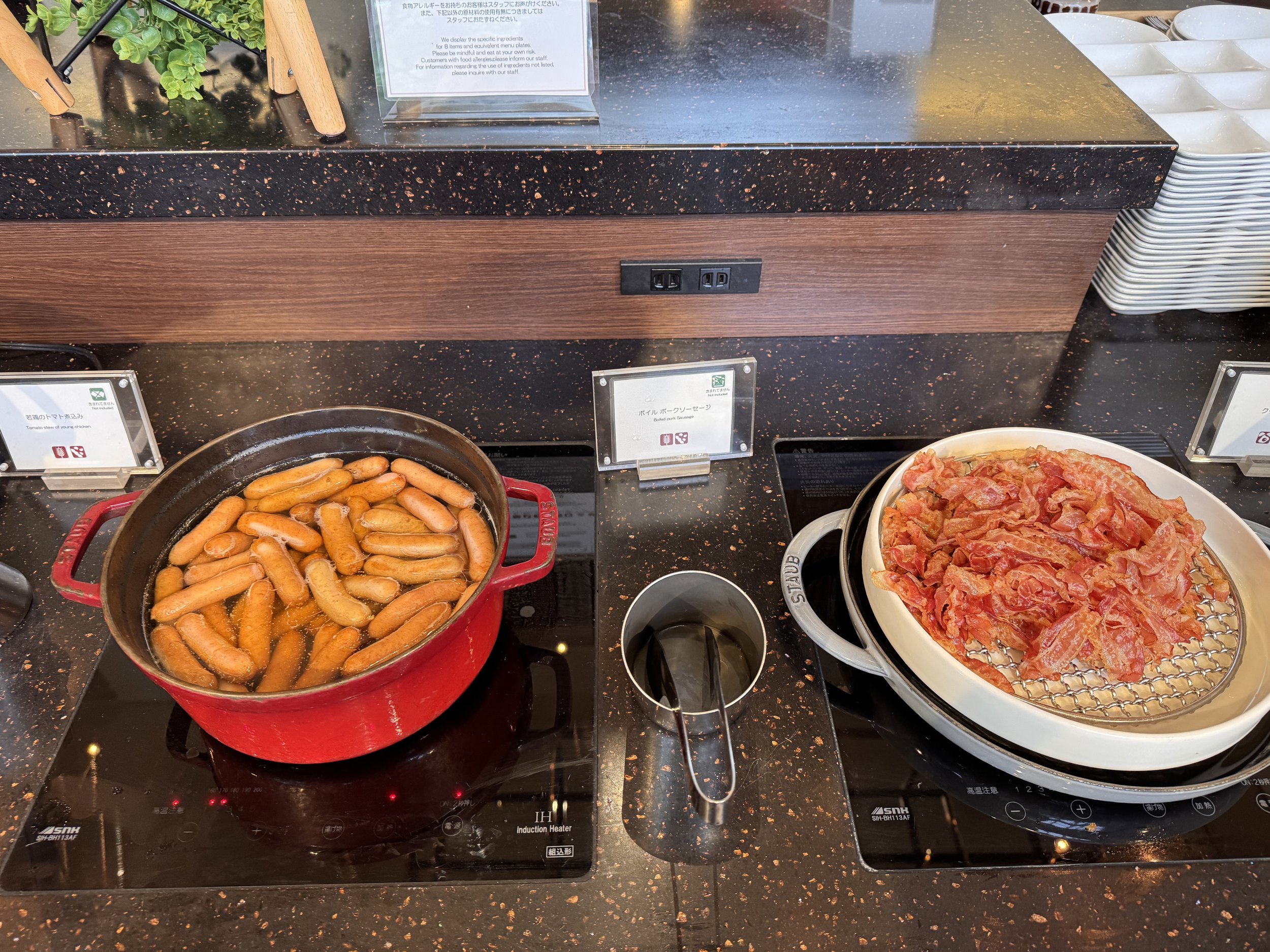 神戸シェラトン ホテル＆タワーズ朝食ビュッフェのソーセージとトマト