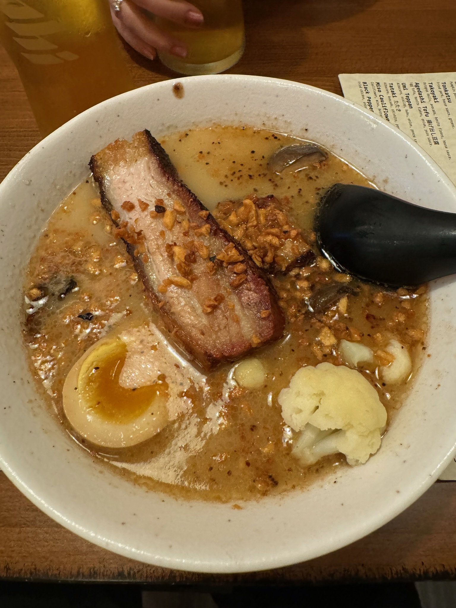  TANIKUで注文したガーリックポークラーメン。 