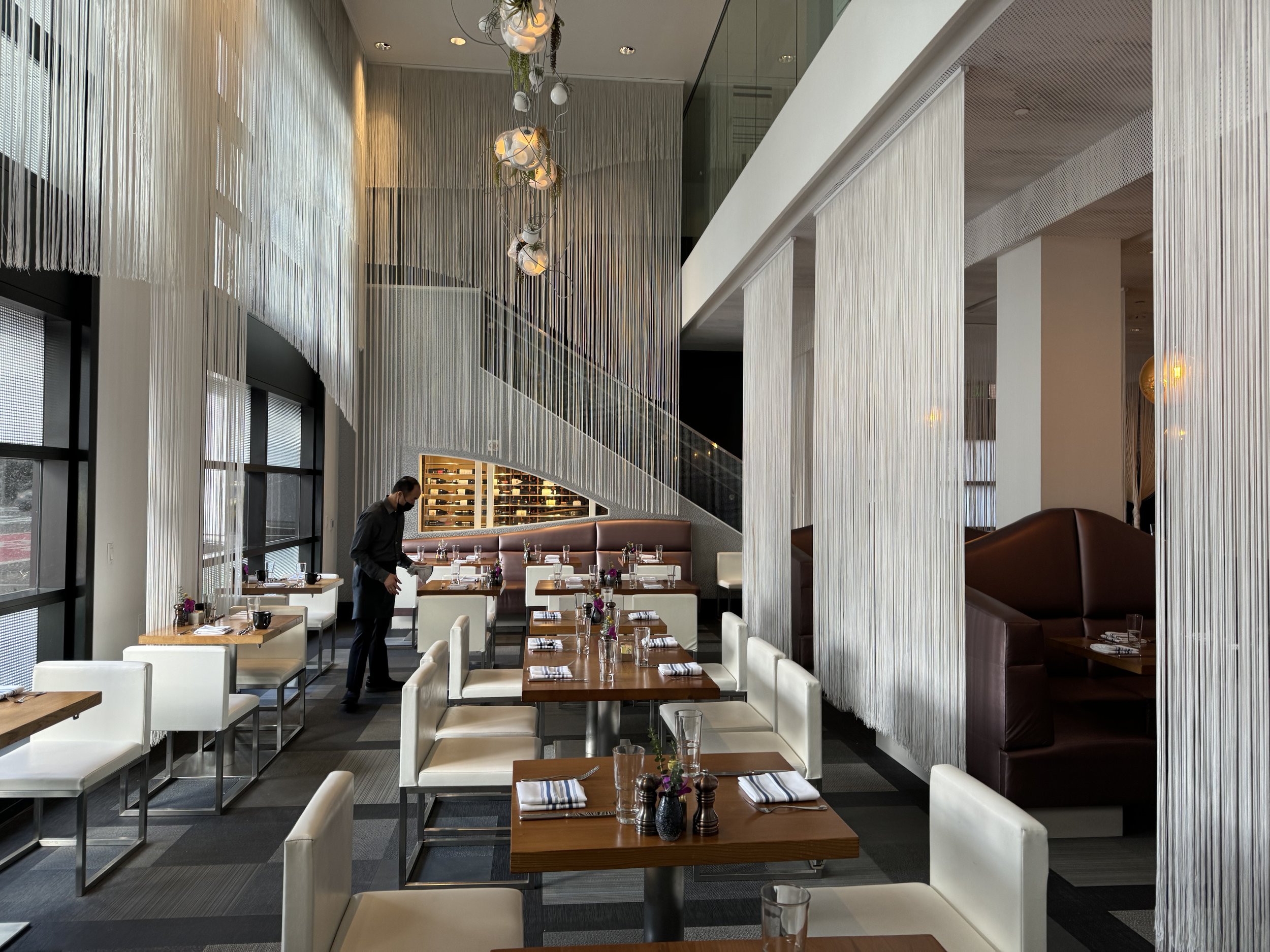  ホテル内のレストランでの朝食風景。 