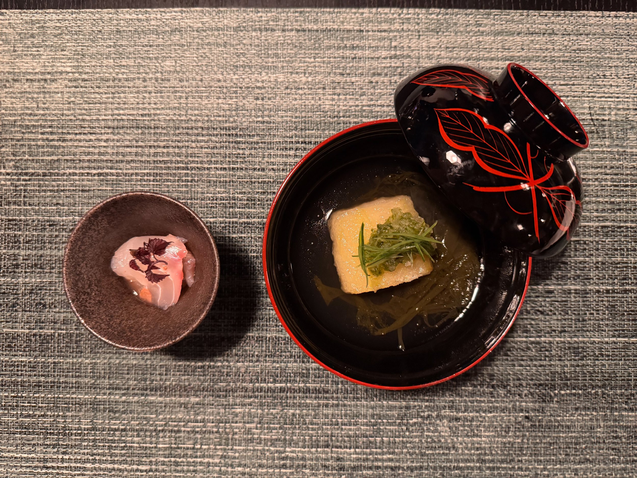 紫翠奈良の和食コースの椀物と桜の小皿