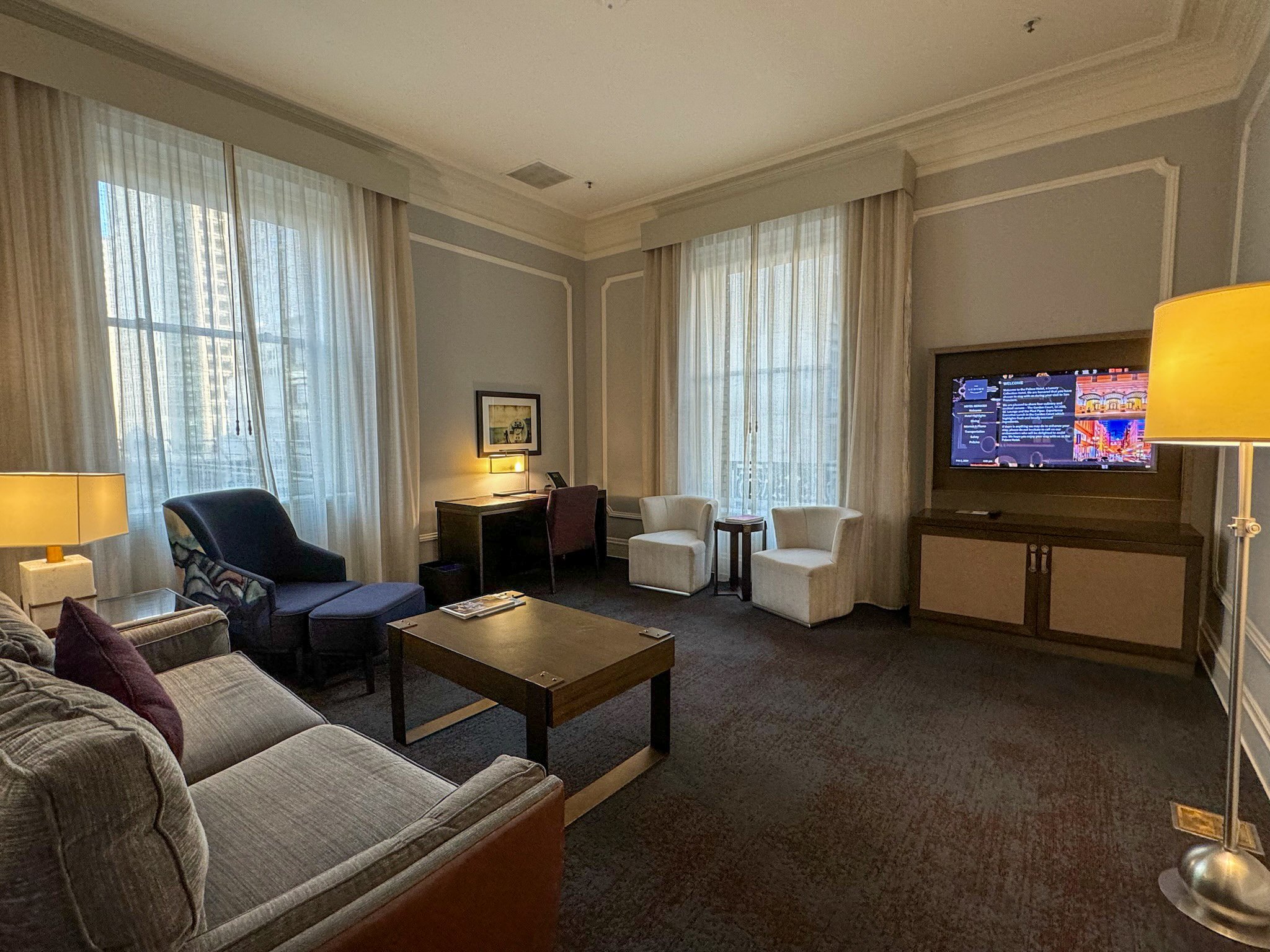  アップグレードされたSuperior Suiteのリビングルーム。 