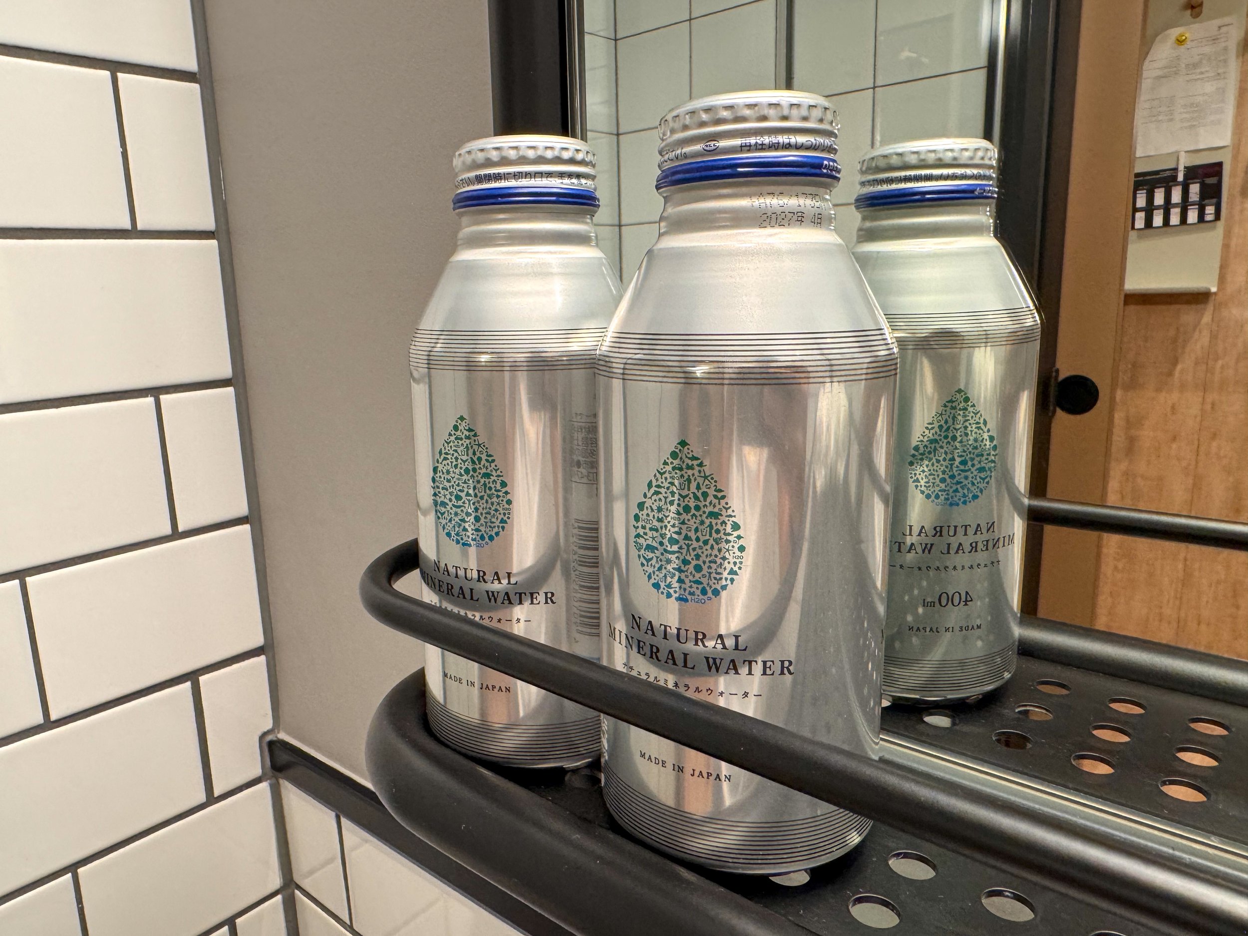  反射していますが、無料で飲める水が2本置いてあります。こちらはフロントに言うと追加で無料で貰えます。 