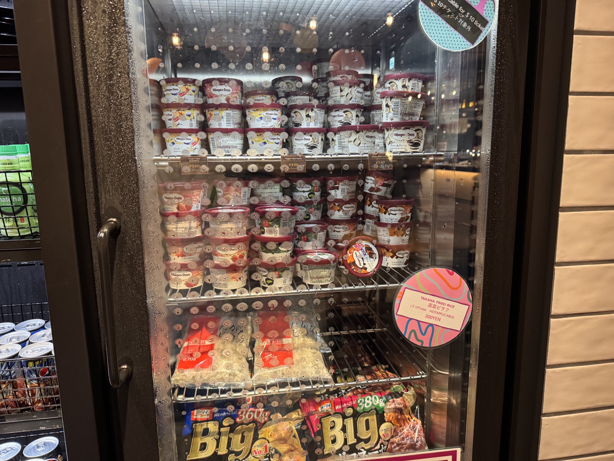  ハーゲンダッツなどは別料金で販売していました。 