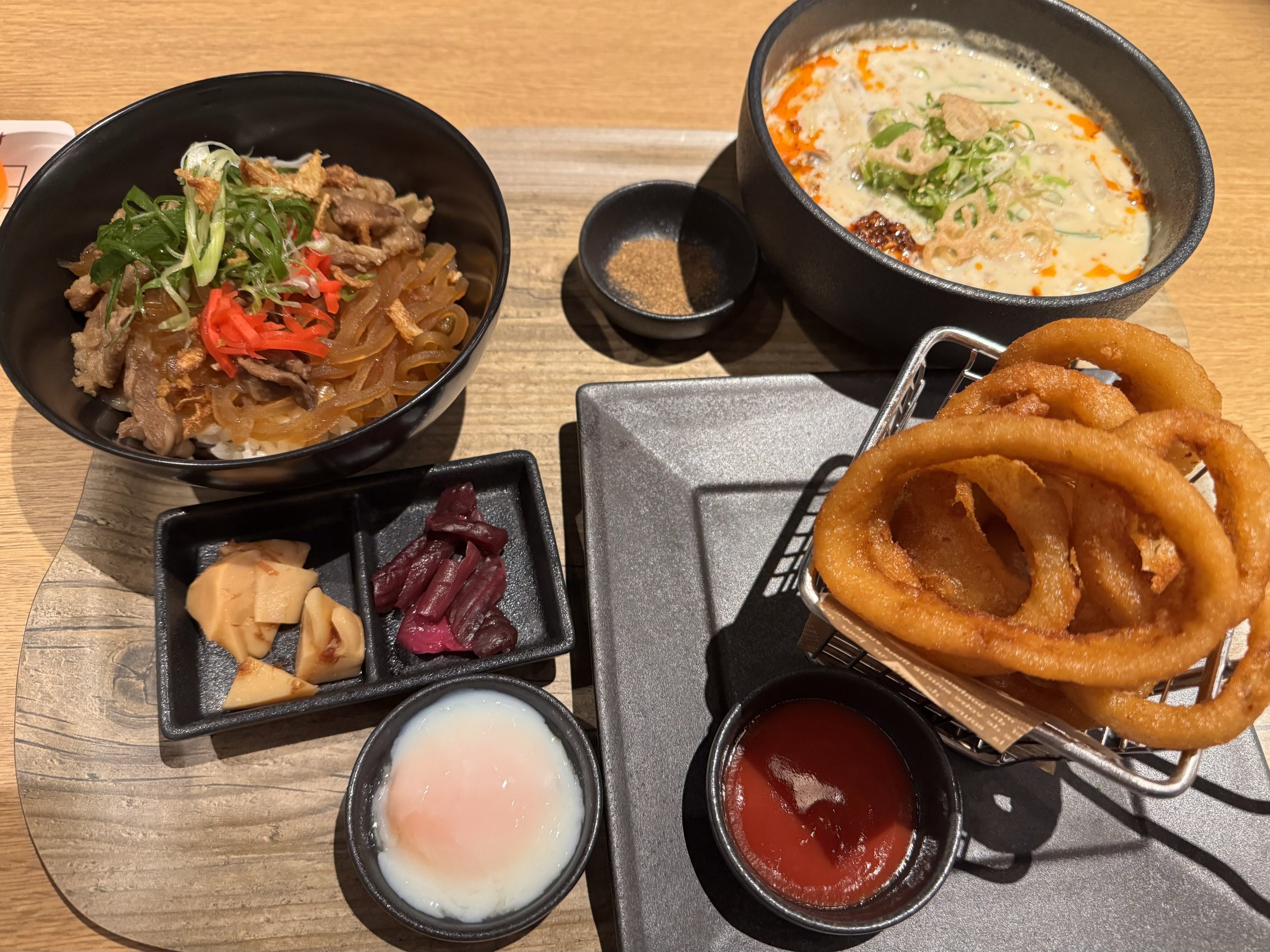  すき焼き牛丼と花山うどんとオニオンリングを注文しました。オーバー分は400円ぐらいでした。味は、うーん、普通でした！オニオンリングは美味しかったです。無料で結構お腹いっぱいになるのはありがたいですね！ 