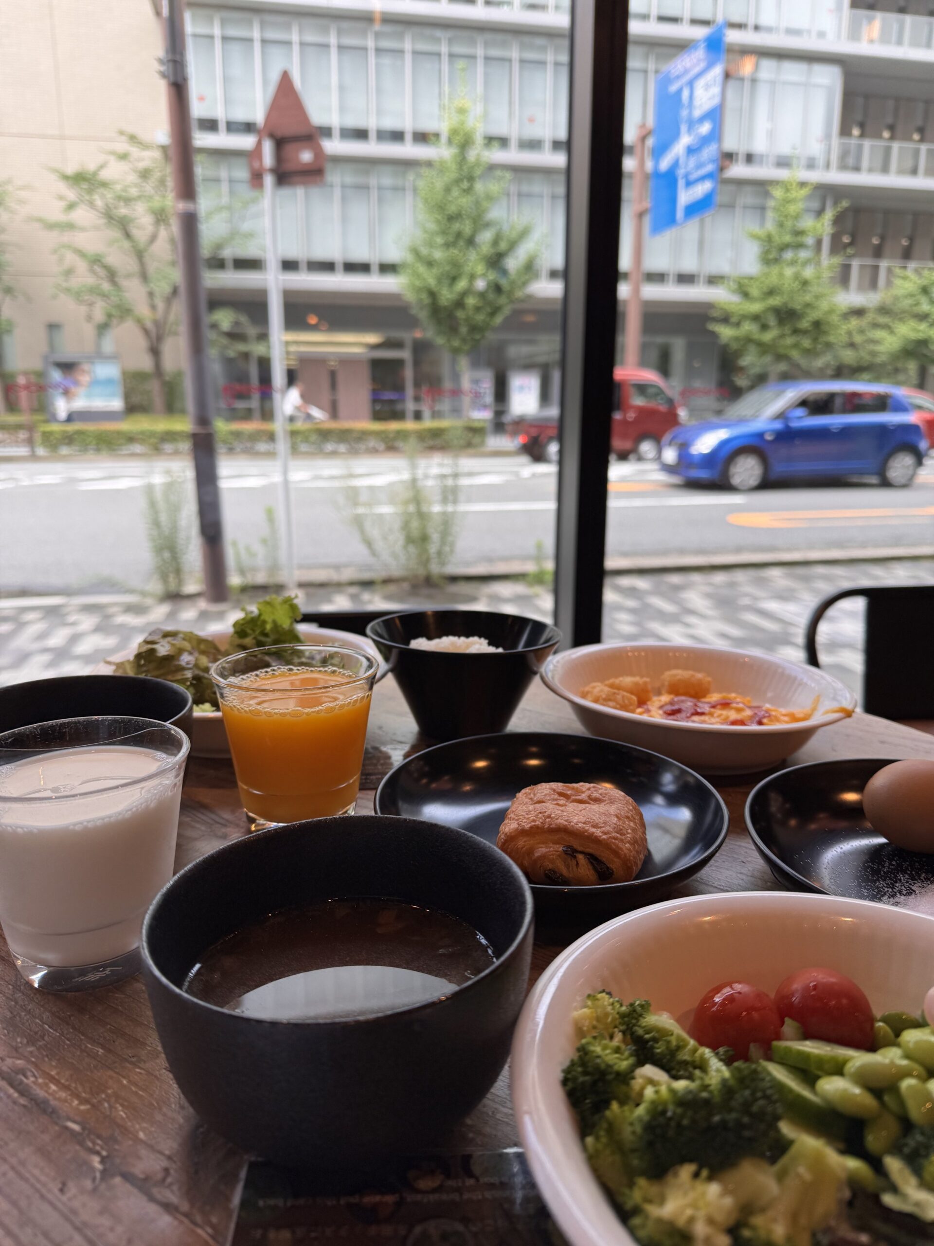  質素な朝食でした。京都に来てまでホテルステイをする人はあまりいないのかな？  京都にはいっぱい美味しい食べ物があるので、小腹満たしぐらいに考えておくのがいいかもしれません。 