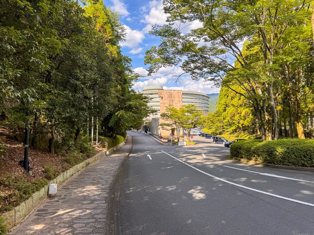  ここまではUberを使ってきましたが、敷地内からホテルまでは結構距離があります。このホテルも車で行ける方向けですね。 
