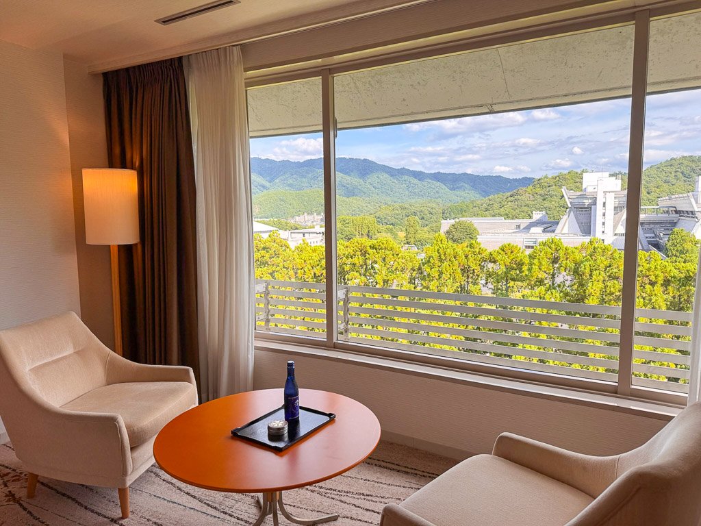  緑豊かな山々と広がる自然が一望でき、部屋にいながら四季折々の風景を楽しむことができます。 